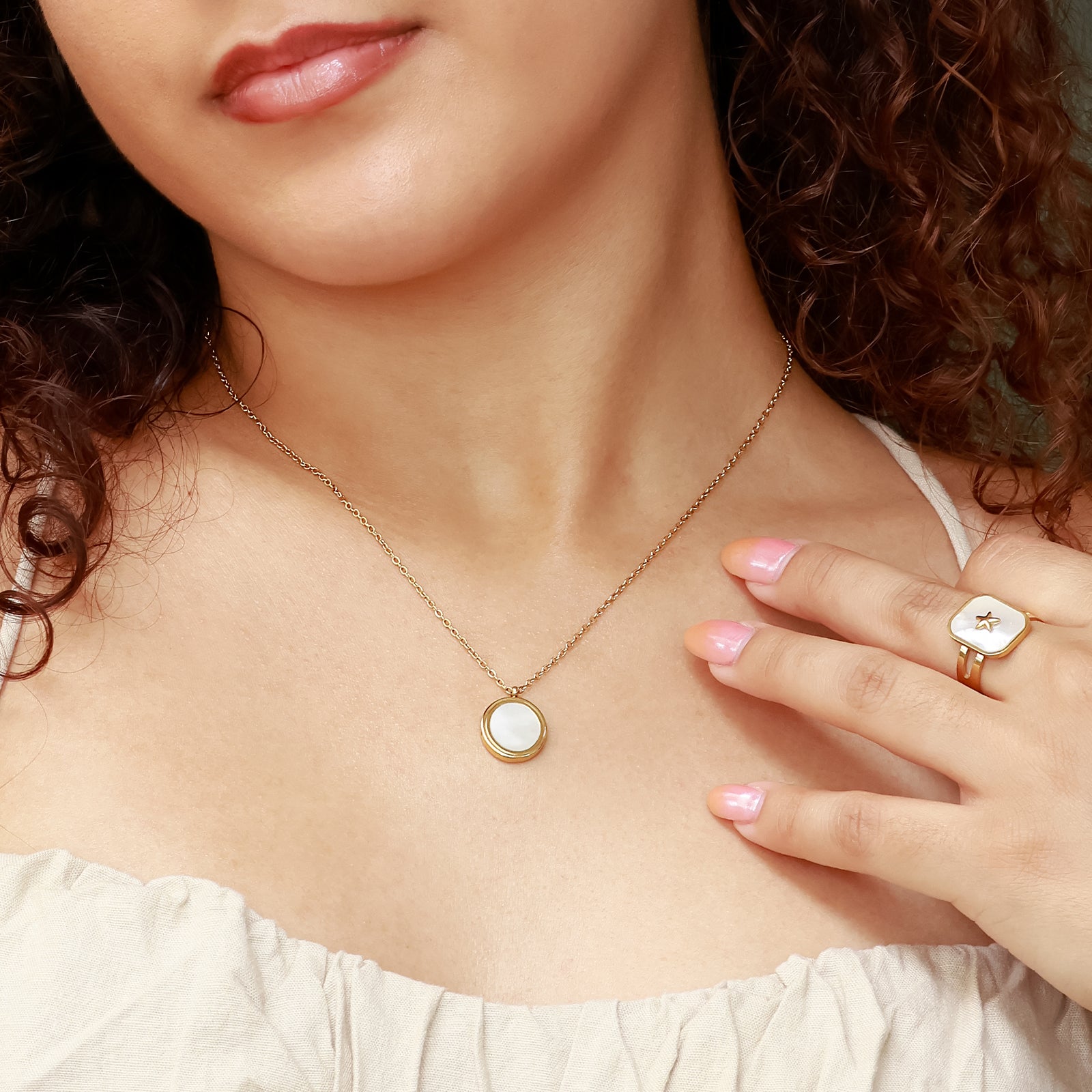 Luna Necklace – Oval Medallion with Mother-of-Pearl & Delicate Gold Detailing