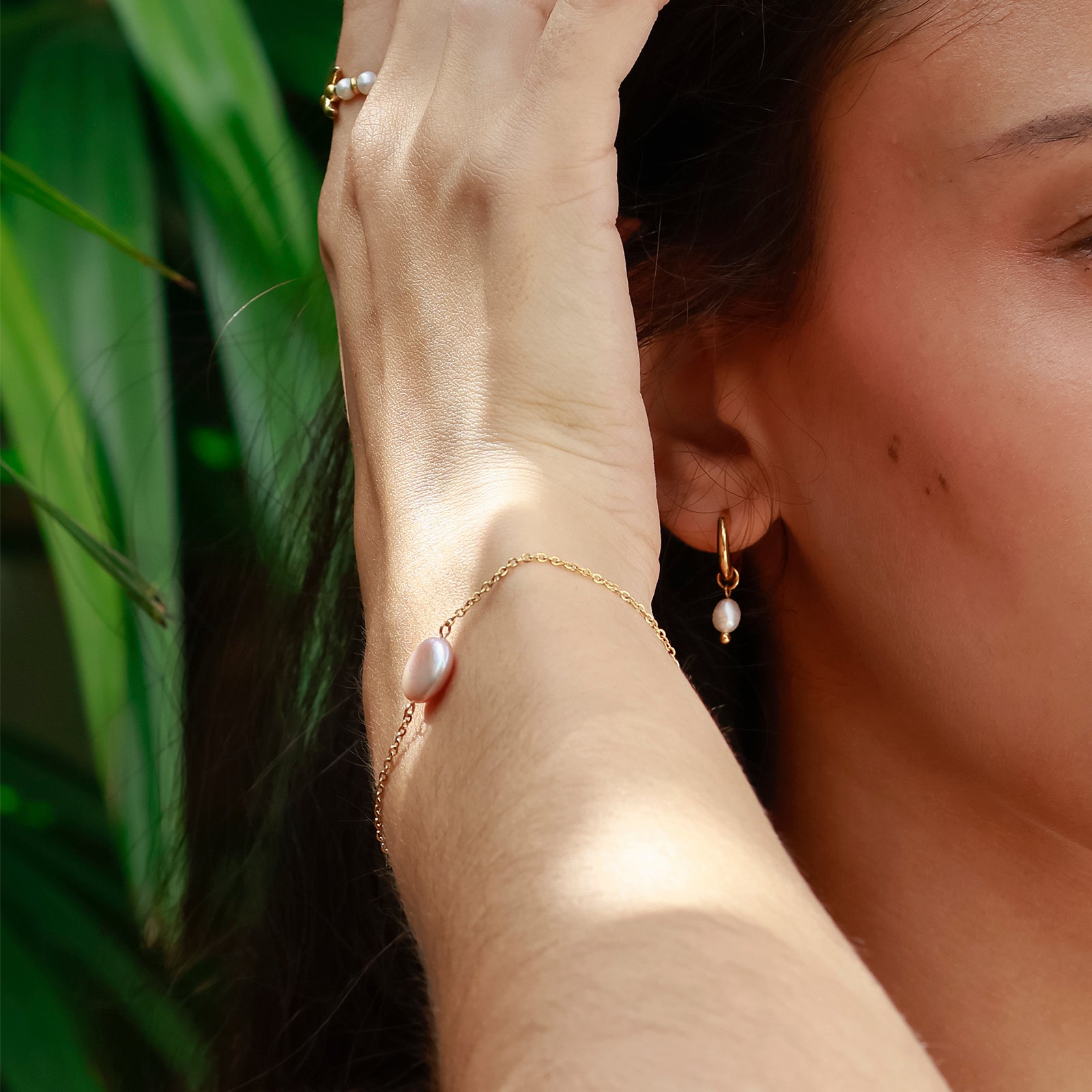 Perla Move Hoops – Natural Dangling Pearls & 18K Gold Finish