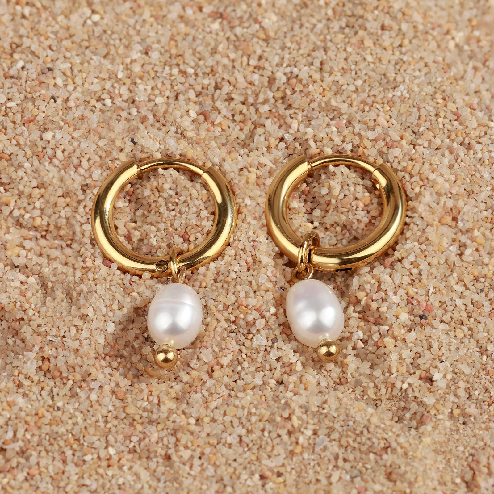 Perla Move Hoops – Natural Dangling Pearls & 18K Gold Finish